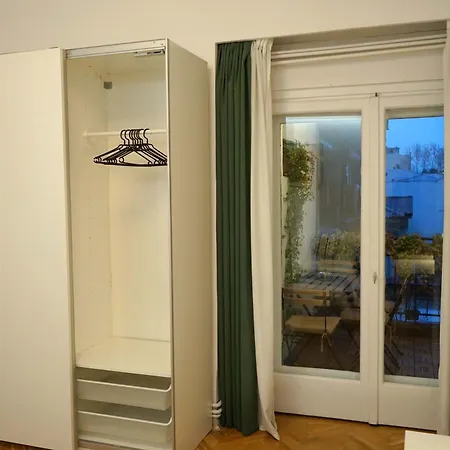 Апартаменти Spacious 3br 1,5bt With 2 Balconies Бухарест