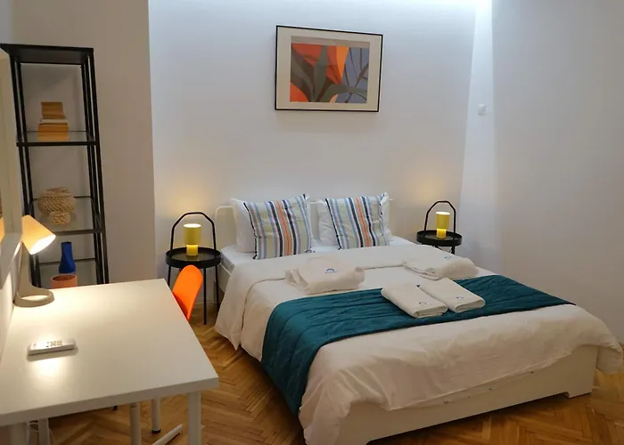 Апартаменти Spacious 3br 1,5bt With 2 Balconies Бухарест